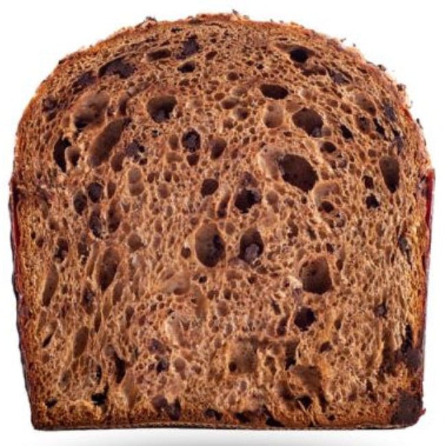 Panettone ricco e profumato di Andrea Gnoni con impasto al cacao, gocce di cioccolato fondente e amarene candite