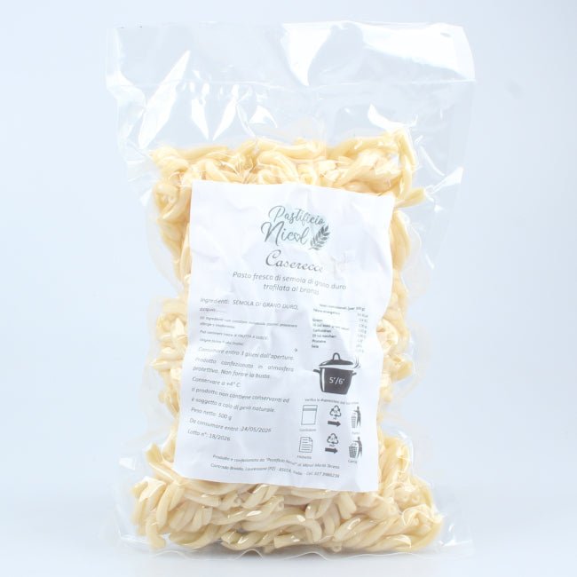 Caserecce dalla forma arrotolata, perfette per trattenere il condimento. Pasta Fresca Lucana