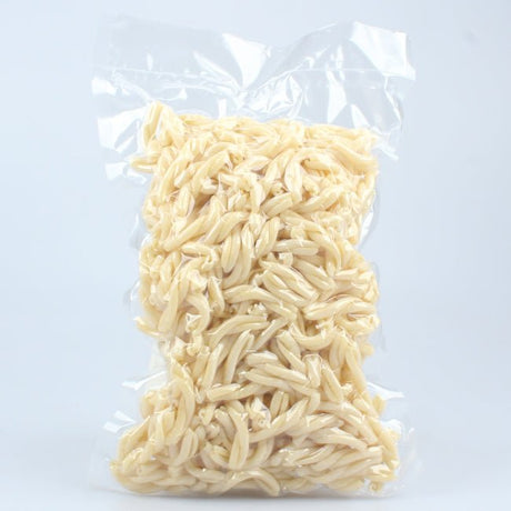 Caserecce di pasta fresca artigianale, ottenute da semola di grano duro nel laboratorio di Laurenzana. Pasta Fresca Lucana