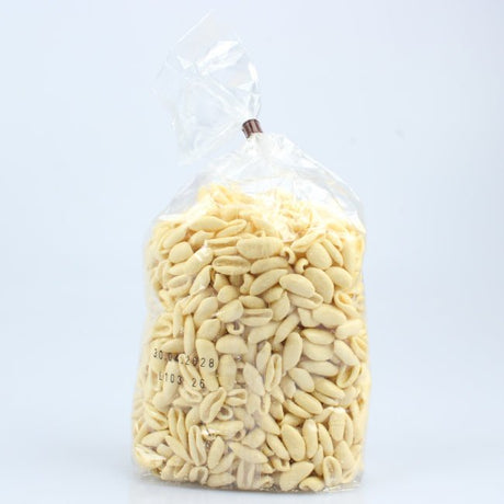 Primo piano di cavatelli Lucanella trafilati al bronzo, pasta artigianale dalla forma caratteristica dalla superficie ruvida