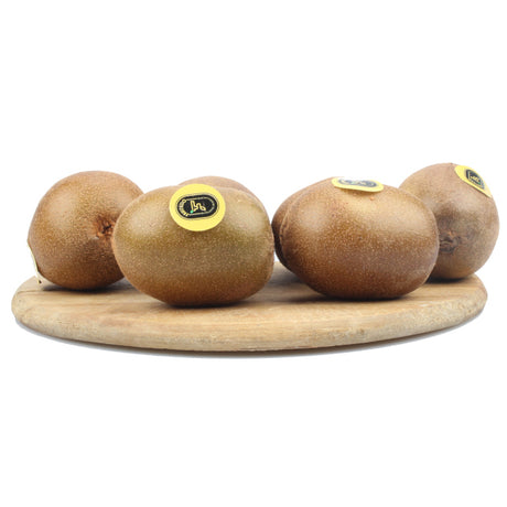 Kiwi giallo biologico fresco coltivato in Italia e raccolto di stagione