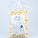 Primo piano di orecchiette dalla tipica forma concava, simbolo della tradizione del Sud Italia. Pasta Fresca Lucana