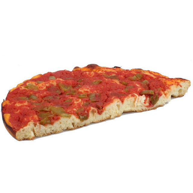 Trancio di pizza con peperoni rossi e gialli preparata secondo la tradizione lucana. Focaccia Pomodoro e Peperoni