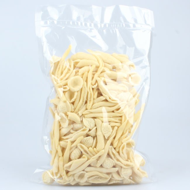 Composizione di tre formati di pasta di semola di grano duro, realizzati in laboratorio artigianale. Pasta Fresca Lucana