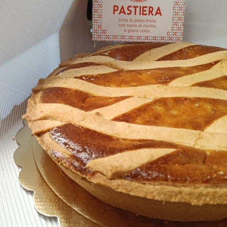 Pastiera Artigianale Lucanacon pasta frolla ricotta e grano cotto