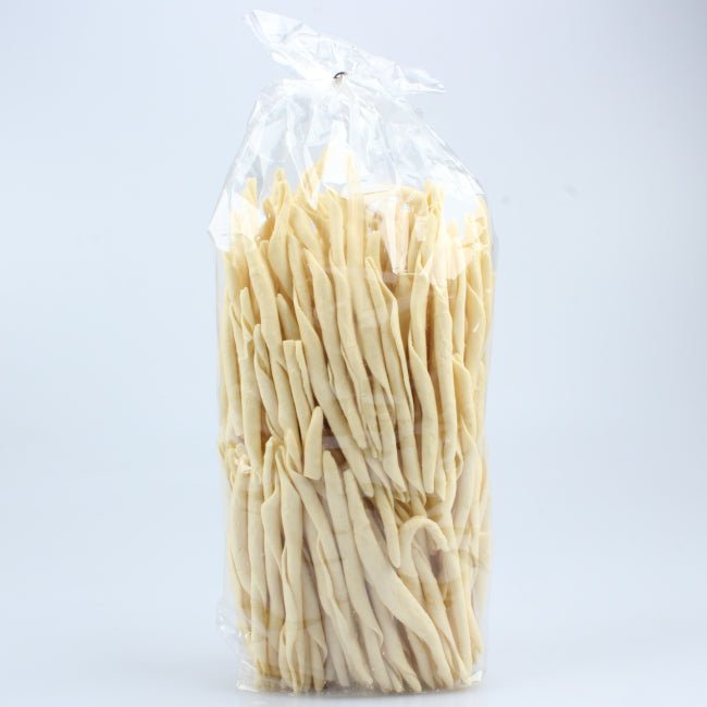 Primo piano di Fusilli Ferricelli Lucani trafilati al bronzo, pasta artigianale dalla forma cava