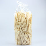 Primo piano di Fusilli Ferricelli Lucani trafilati al bronzo, pasta artigianale dalla forma cava